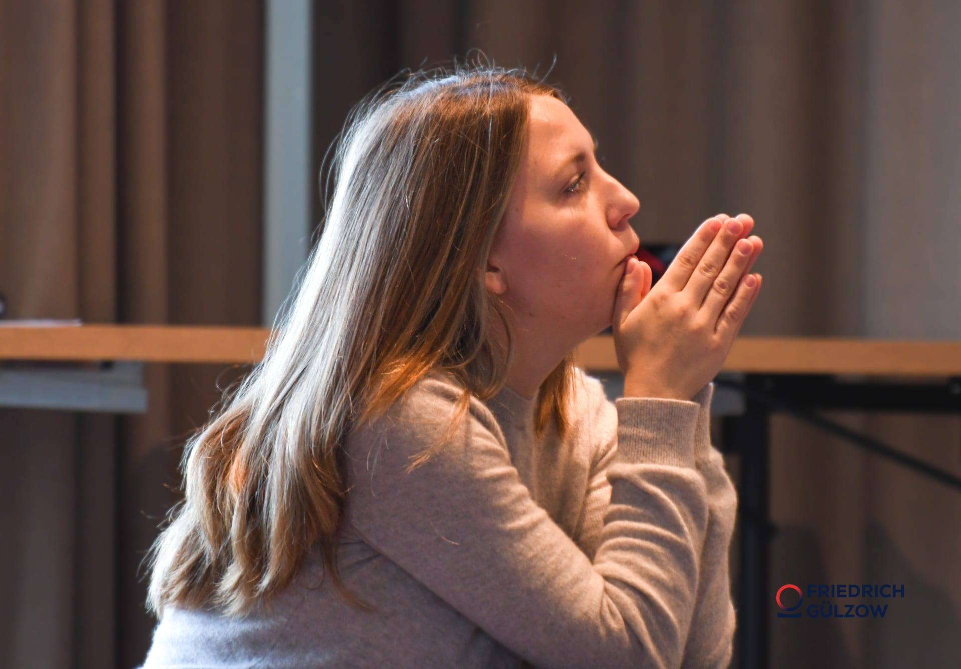 Teilnehmerin in tiefer Reflexion beim Fokus Mind Retreat