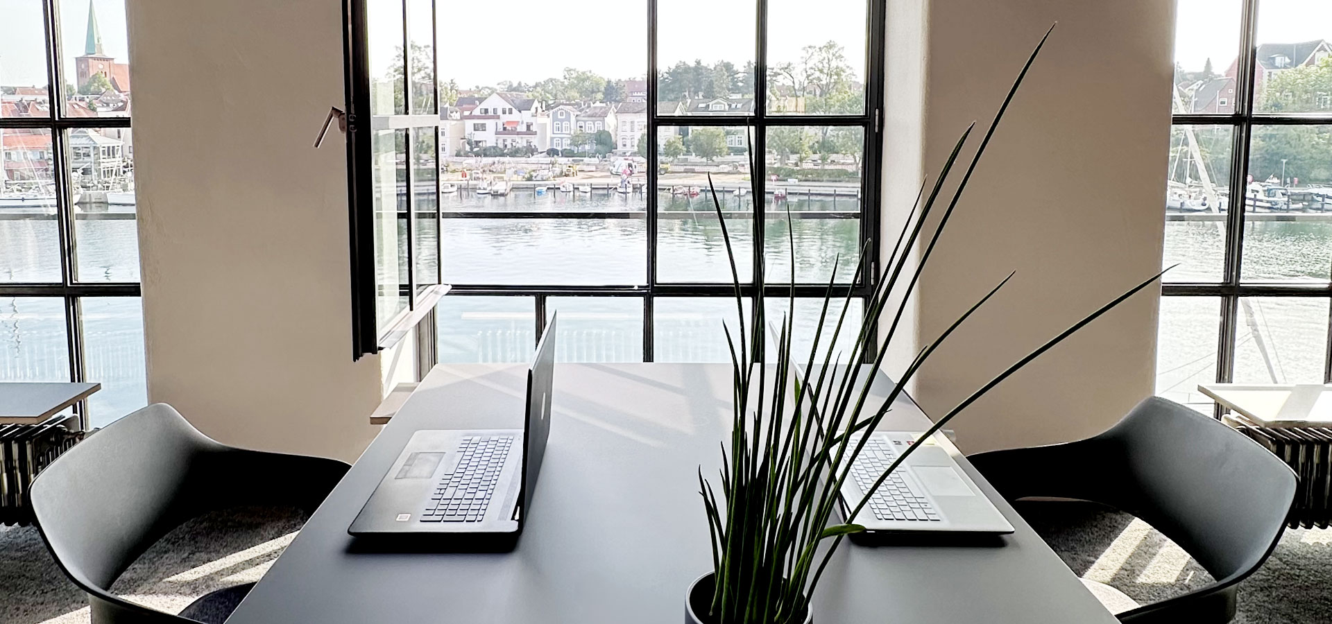 HAFENRAUM Neustadt – Coworking-Bereich mit Hafenblick